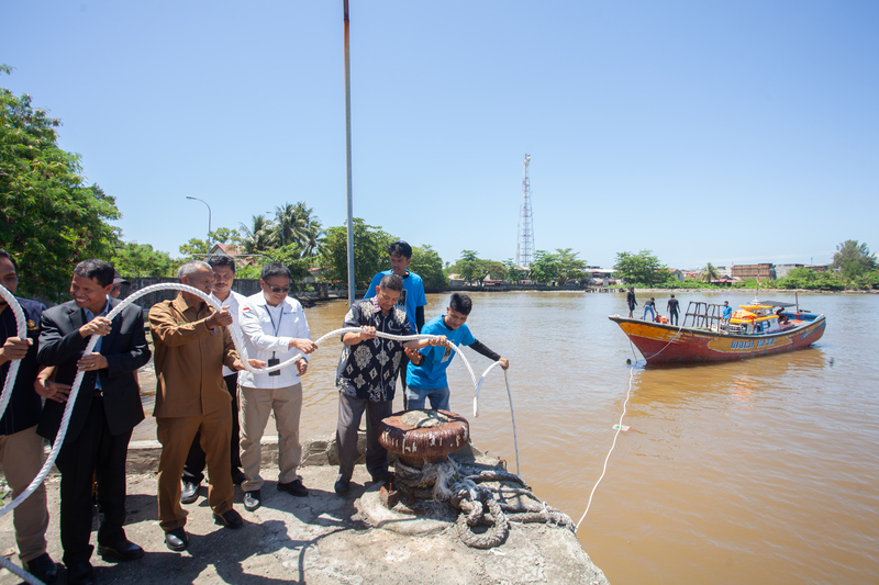 Pelespasan secara simbolis perahu yang membawa rumpon ijuk di Pelabuhan Pelindo, Aceh Barat. (Foto: Dok. BI Aceh)