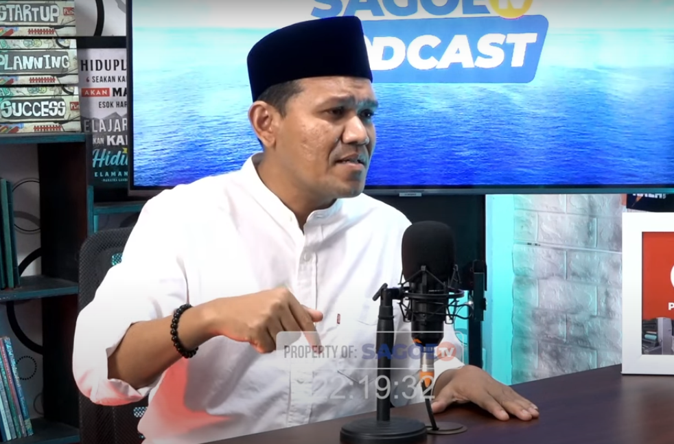 Fadhlullah atau yang lebih dikenal dengan panggilan Dek Fad, calon Wakil Gubernur Aceh, saat tampil sebagai tamu di podcast Sagoe TV. (Foto: Tangkapan Layar)