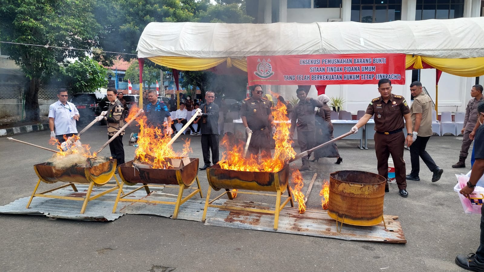 Kegiatan pemusnahan barang bukti di Halaman Kantor Kerjaksaan Negeri Banda Aceh, pada Kamis 3 Oktober 2024. (Foto: dok. Kejari Banda Aceh)