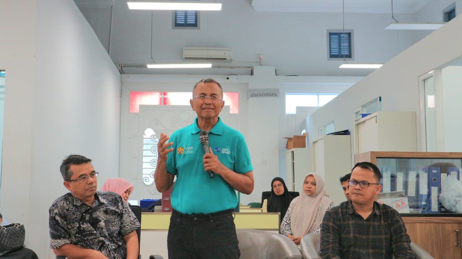 ahlan Iskan, mantan Menteri BUMN, memberikan motivasi kepada para karyawan dan karyawati PT PEMA dalam kunjungannya ke Aceh. (Foto: For Nukilan)