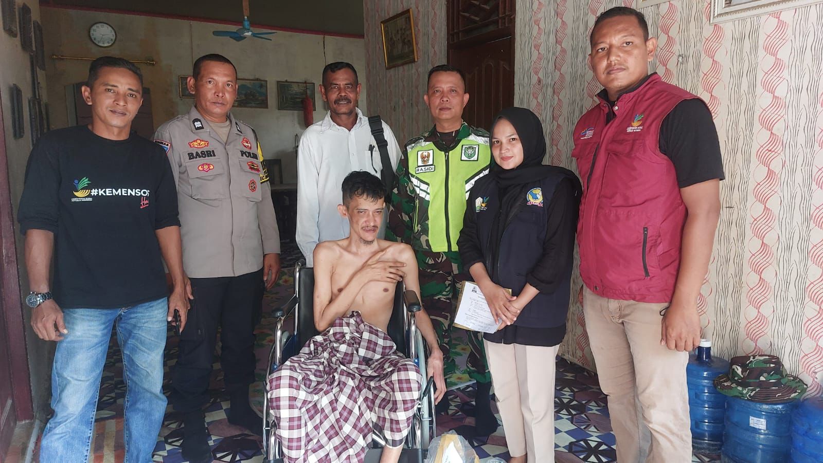Pemkab Aceh Timur Salurkan Bantuan untuk Zulkifli, Penderita Lumpuh di Indra Makmu. (Foto: For Nukilan)