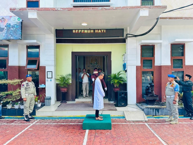 Prosesi hukuman cambuk terhadap empat pelanggar Qanun Jinayat di Halaman Kantor Kejari Sabang. (Foto: Dok. Kejari Sabang)