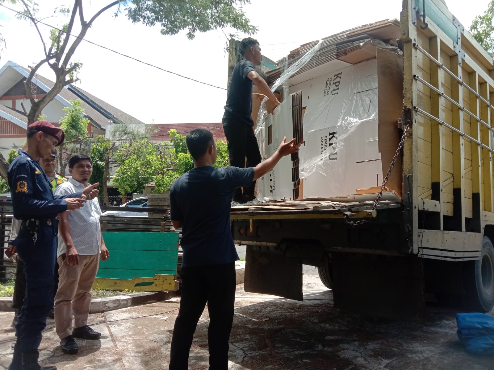Proses penerimaan kotak suara. (Foto: Nukilan/Rezi)