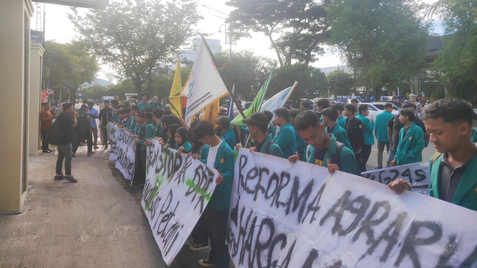 Aksi unjuk rasa Aliansi Mahasiswa Peduli Agraria di depan Kantor DPR Aceh, pada Jum'at 4 September 2024. (Foto: Nukilan/Rezi)