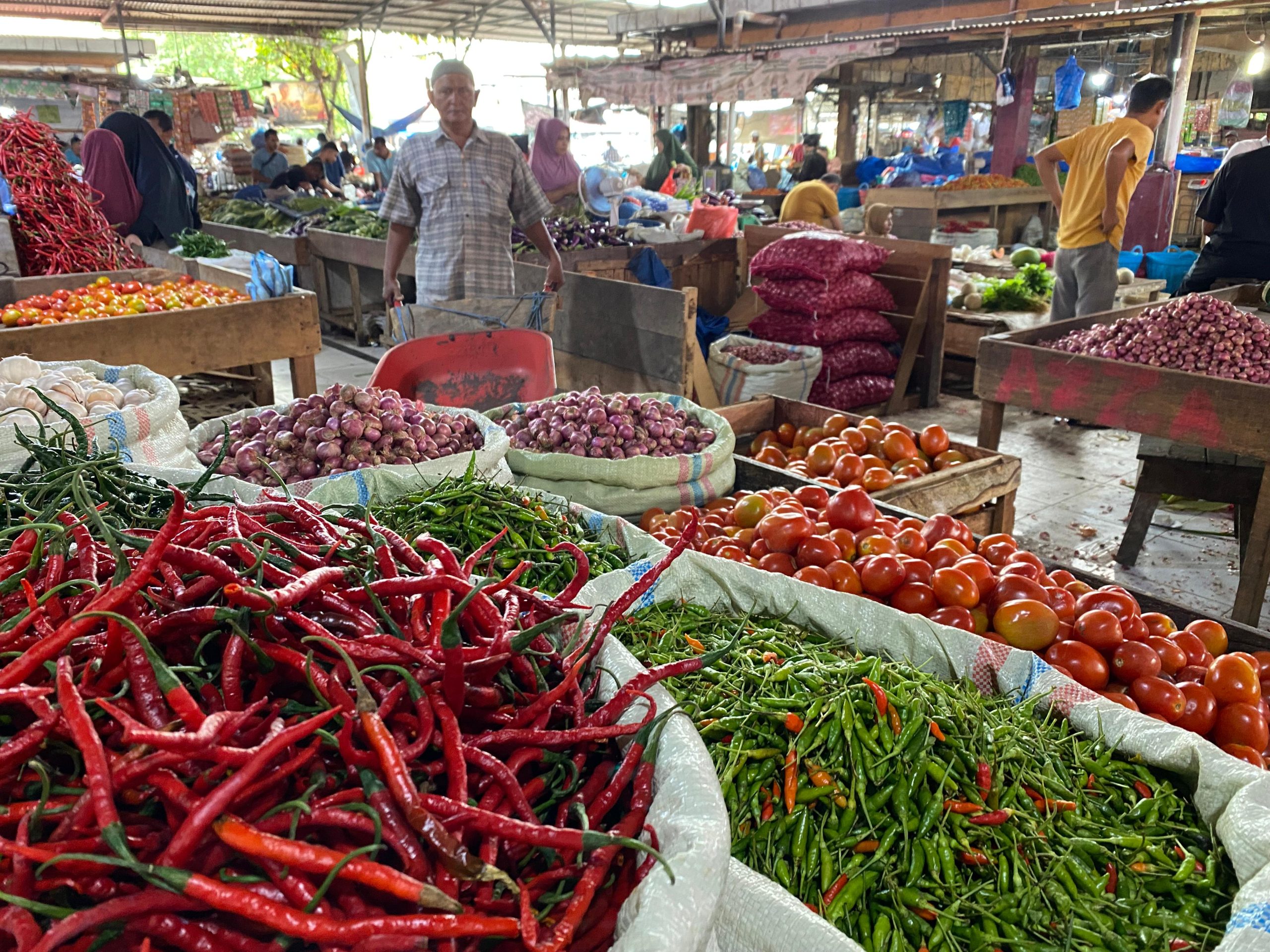 Cabai merah di Pasar Induk Lambaro Aceh. (Foto: Nukilan/Rezi)
