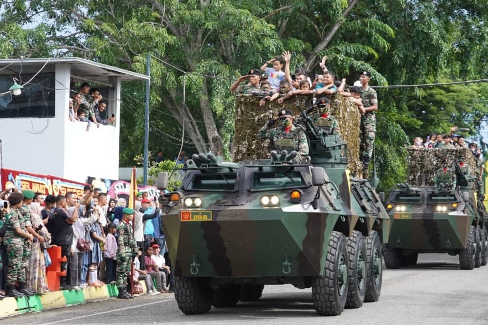 Antusiasme Warga Banda Aceh Saksikan Upacara HUT ke-79 TNI di Blang Padang. (Foto: Nukilan)