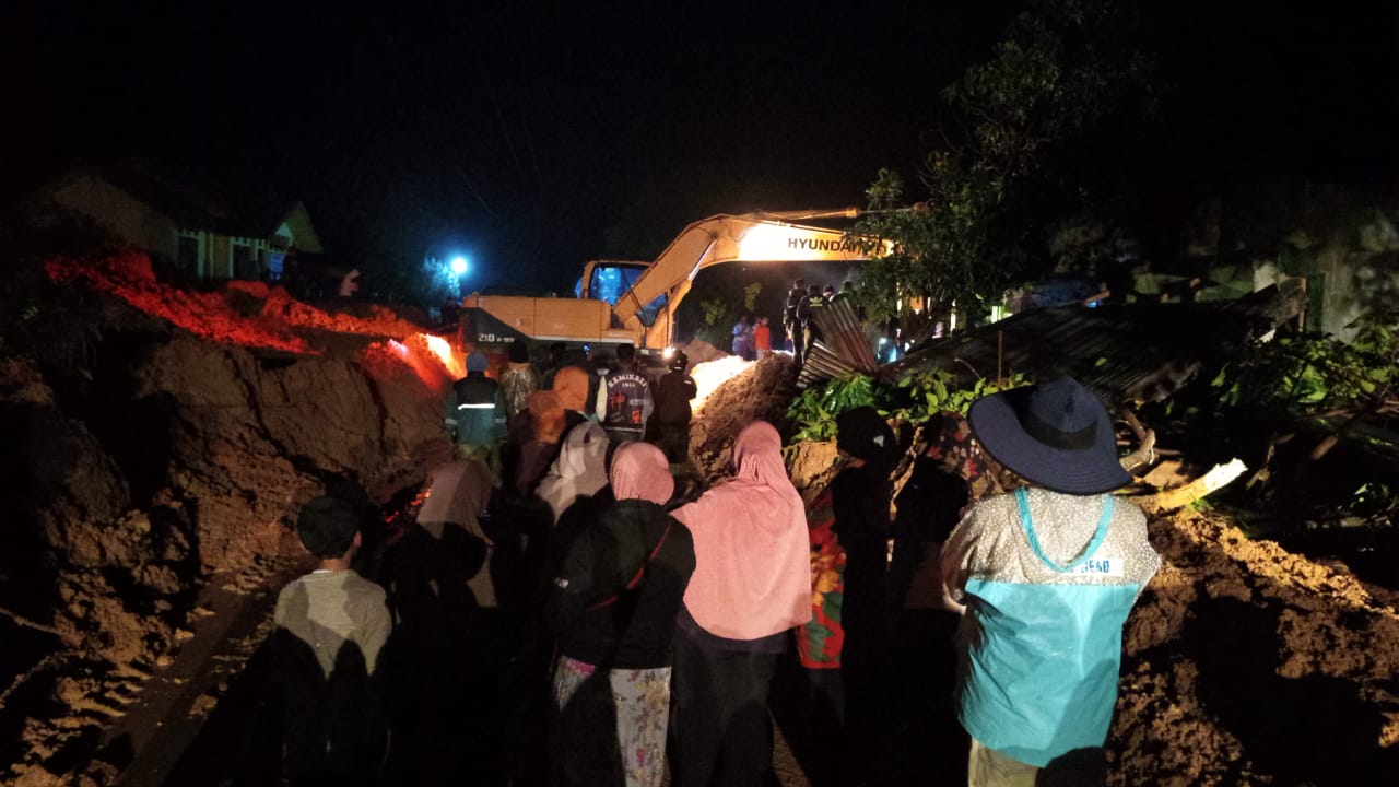 Proses evakuasi korban tertimbun longsor di Kampung Ramung Ara, Kecamatan Celala, Kabupaten Aceh Tengah. (Foto: Dok. BPBD Aceh Tengah)