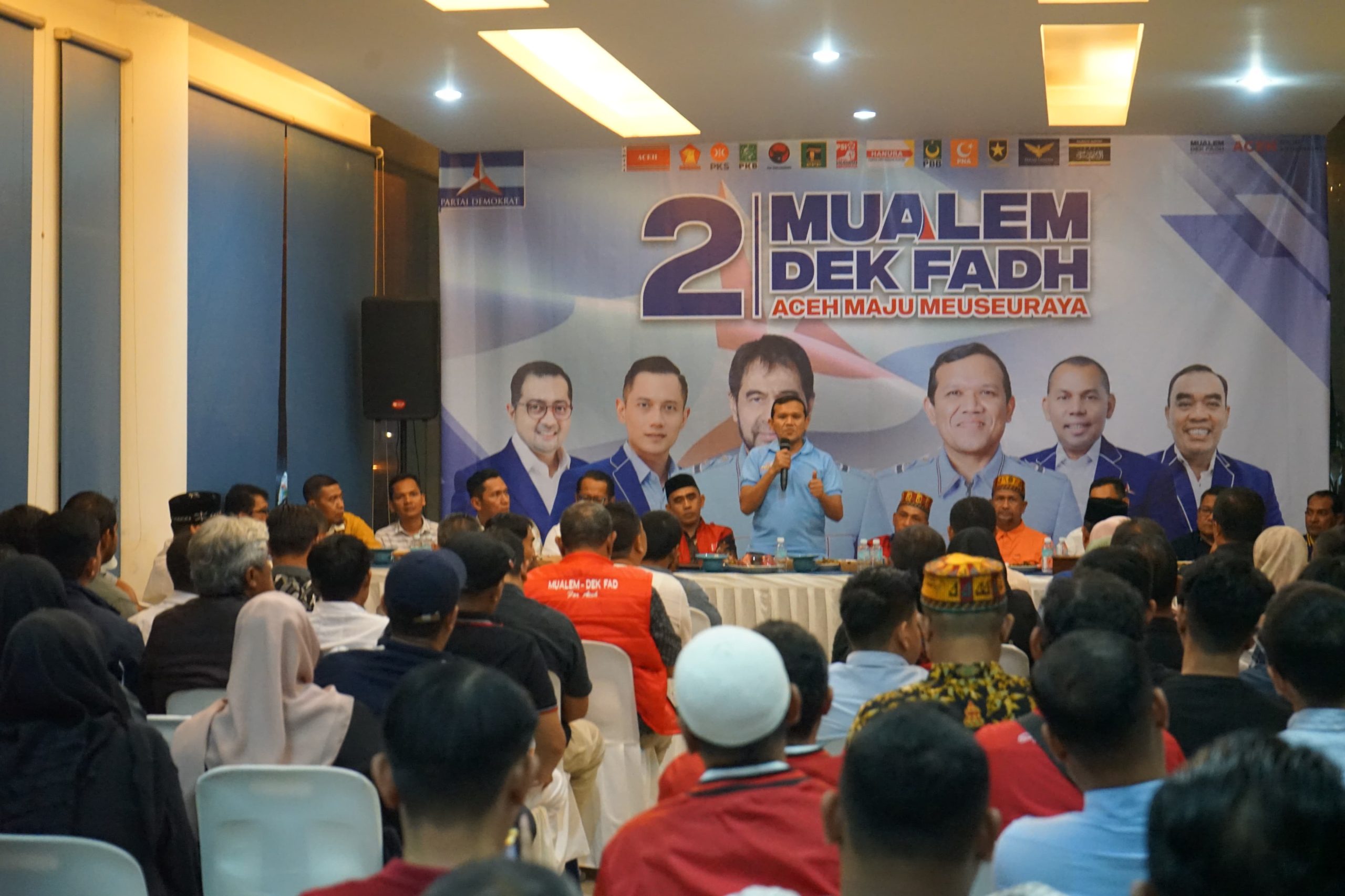 Calon Wakil Gubernur Aceh, Fadhlullah sedang memberikan arahan pada rapat perdana tim Badan Pemenangan Mualem-Dek Fadh di Kantor DPD Demokrat Aceh, Luengbata, Banda Aceh, Rabu 9 Oktober 2024. (Foto: For Nukilan)