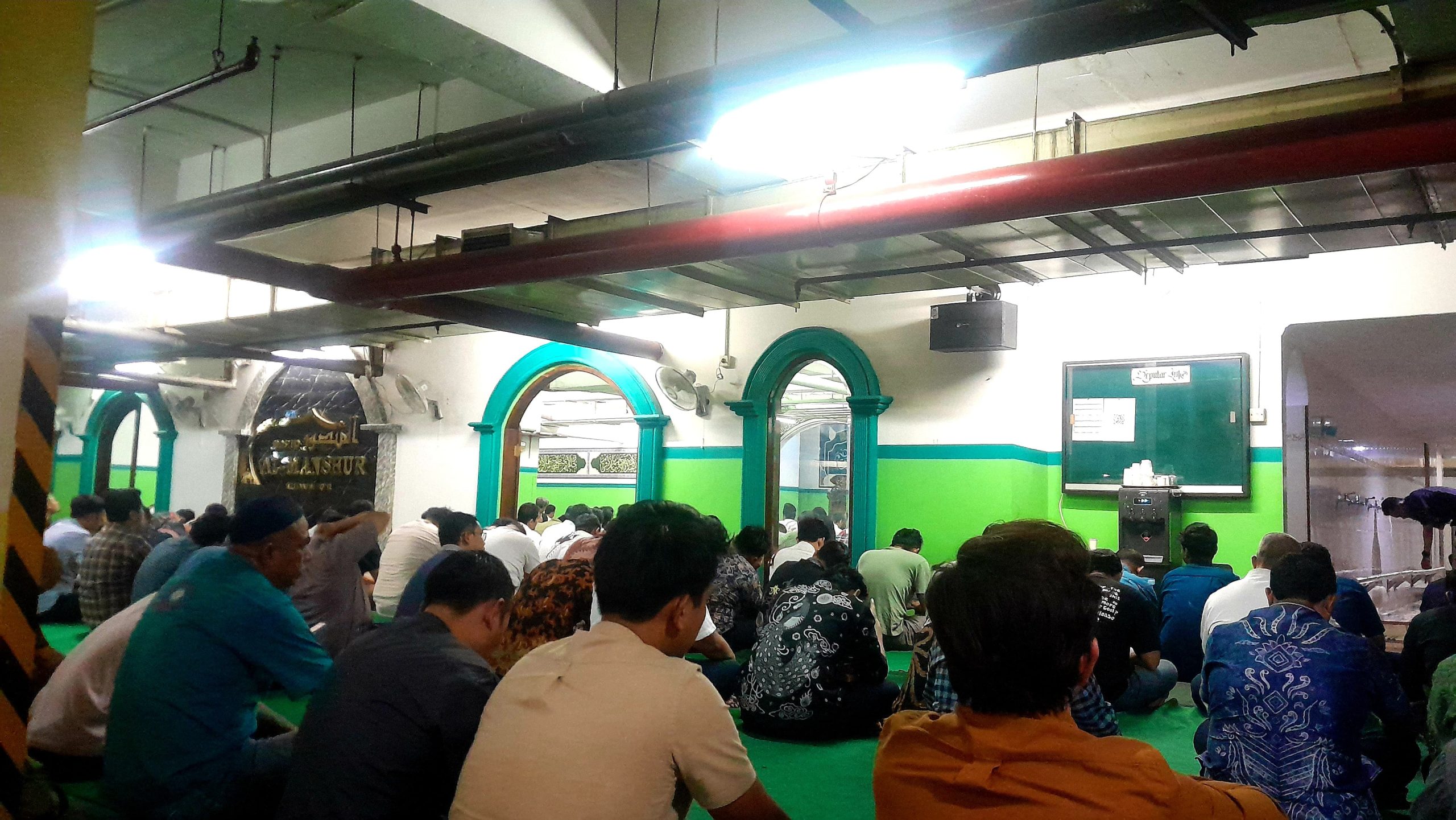 Suasana Salat Jumat di Masjid Bawah Tanah, Hotel Millennium Sirih Jakarta. (Foto: Nukilan)