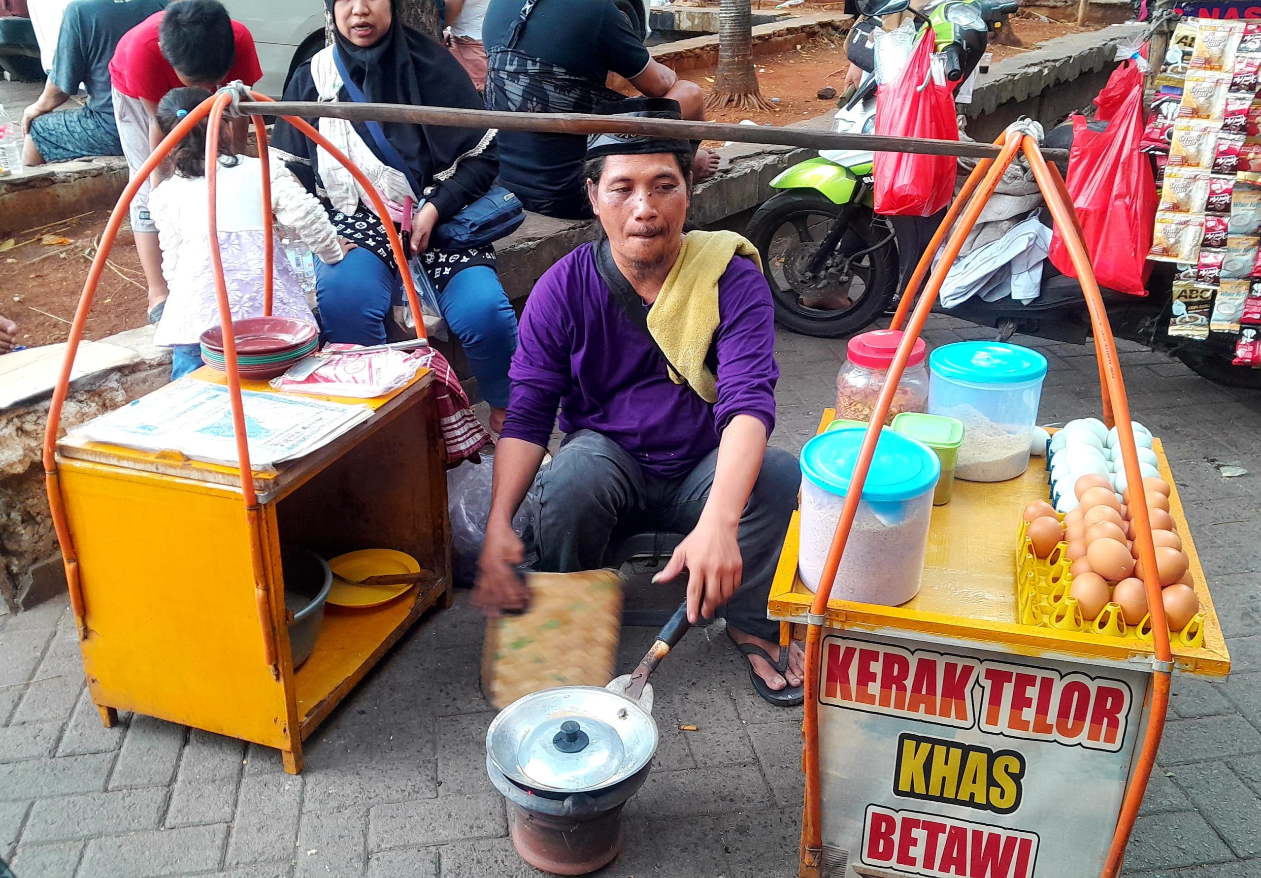 Pedagang Kerak Telur, Kuliner Khas Betawi di Sekitaran Monas. (Foto: Nukilan)