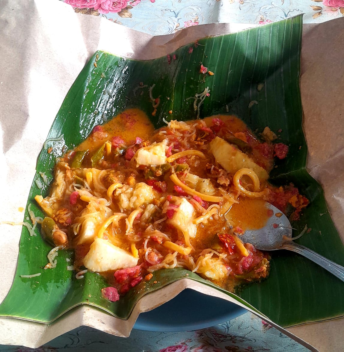 Lontong Pagi di Warung Midi. (Foto: Nukilan)