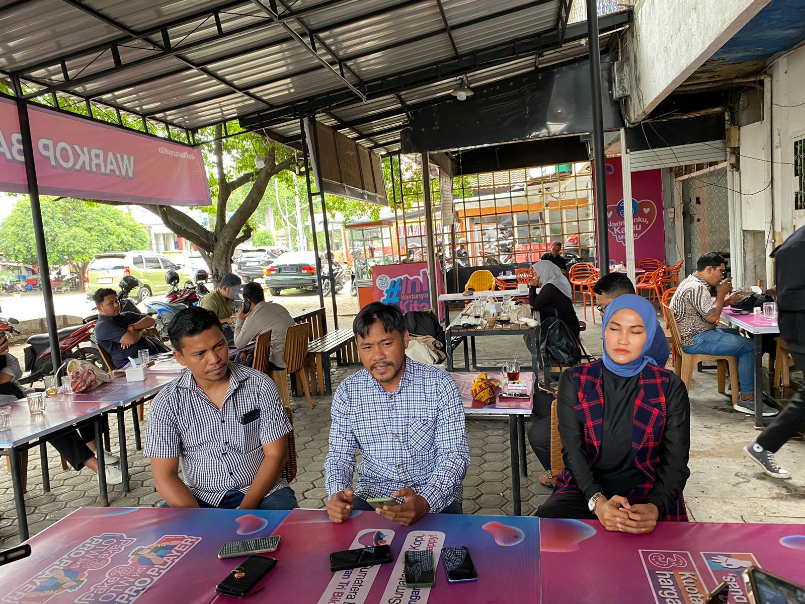 Keluarga korban saat konferensi pers di Warkop Bang Coy, Banda Aceh, pada Jum'at 25 Oktober 2024. (Foto: Nukilan/Rezi)