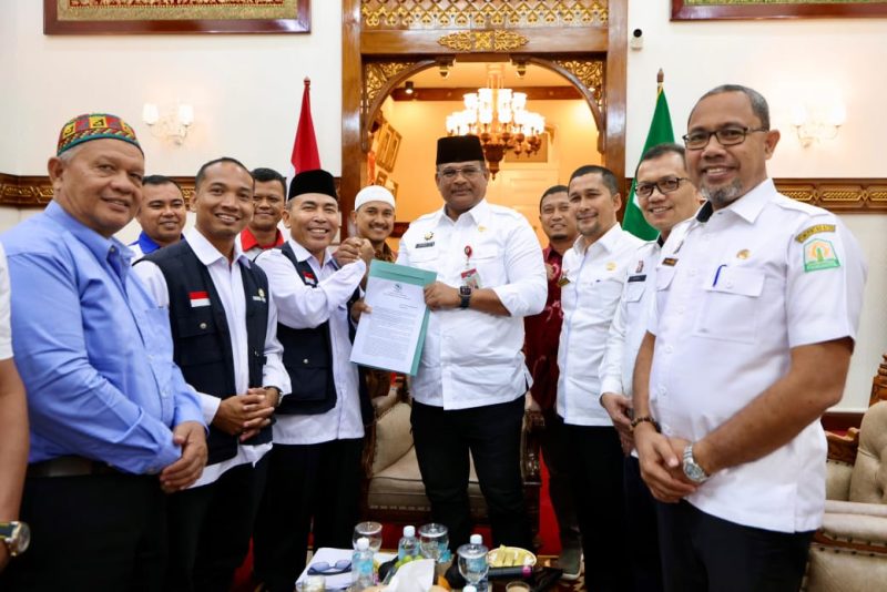 Federasi Buruh Aceh saat audiensi dengan Pj Gubernur Aceh, Safrizal ZA di Pendopo Gubernur Aceh, Banda Aceh, pada 30 Oktober 2024. (Foto: kiriman untuk Nukilan)