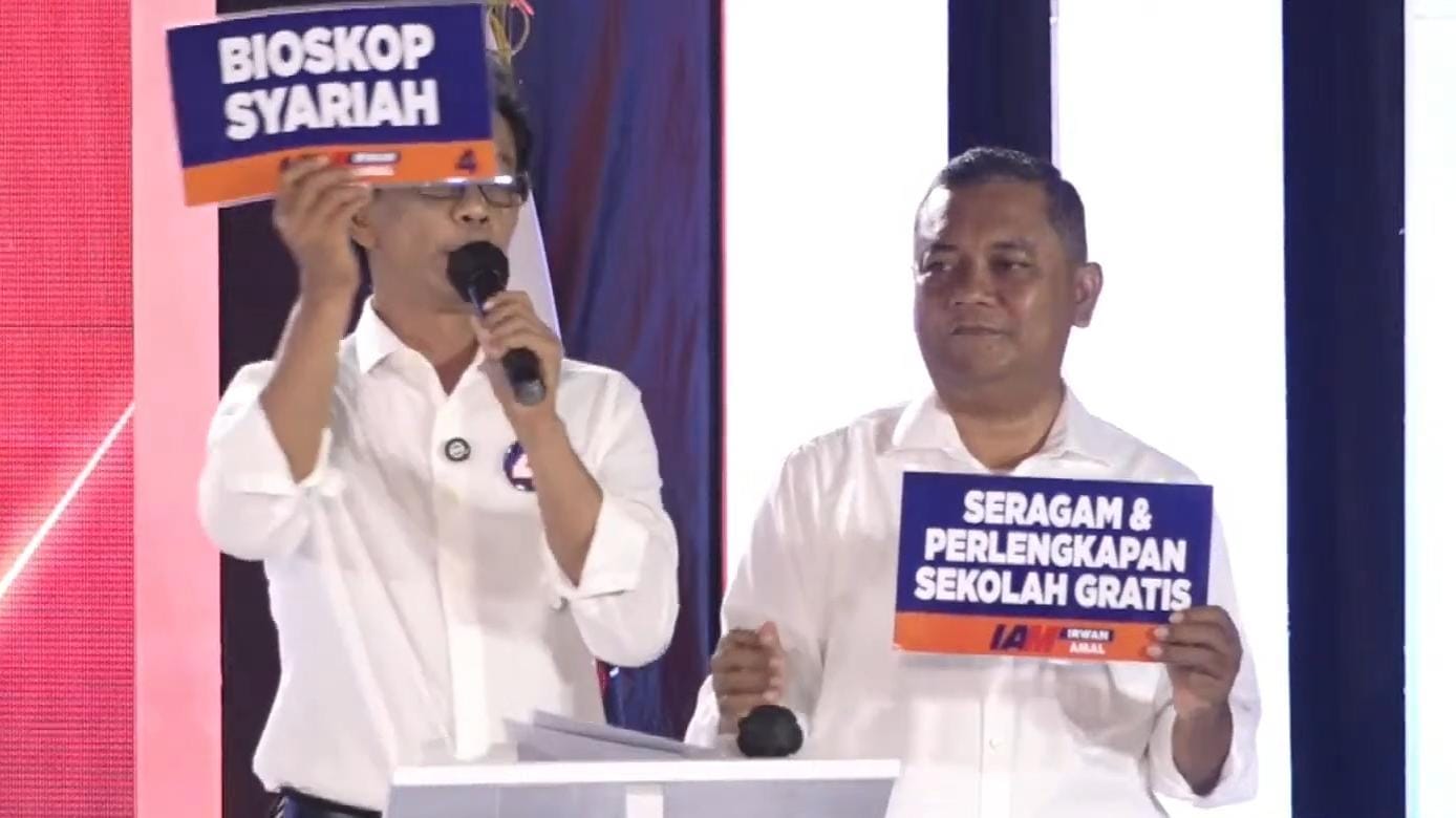 Irwan Djohan-Khairul Amal dalam debat perdana yang berlangsung di Amel Convention Hall, Banda Aceh, Rabu 30 Oktober 2024 malam. (Foto: Tangkapa Layar Youtube KIP Banda Aceh)