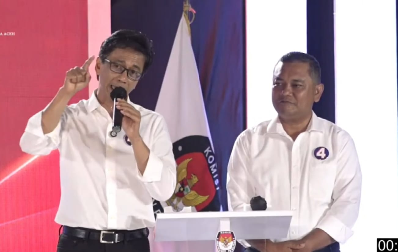 Irwan Djohan-Khairul Amal dalam debat perdana yang berlangsung di Amel Convention Hall, Banda Aceh, Rabu 30 Oktober 2024 malam. (Foto: Tangkapa Layar Youtube KIP Banda Aceh)