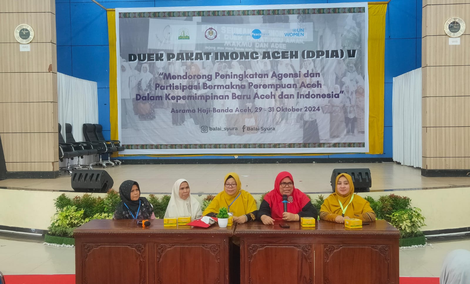 Konferensi pers Balai Syura Ureung Inong Aceh (BSUIA) di Aula Jeddah Asrama Haji, Banda Aceh, pada Kamis 31 Oktober 2024. (Foto: Nukilan/Rezi)