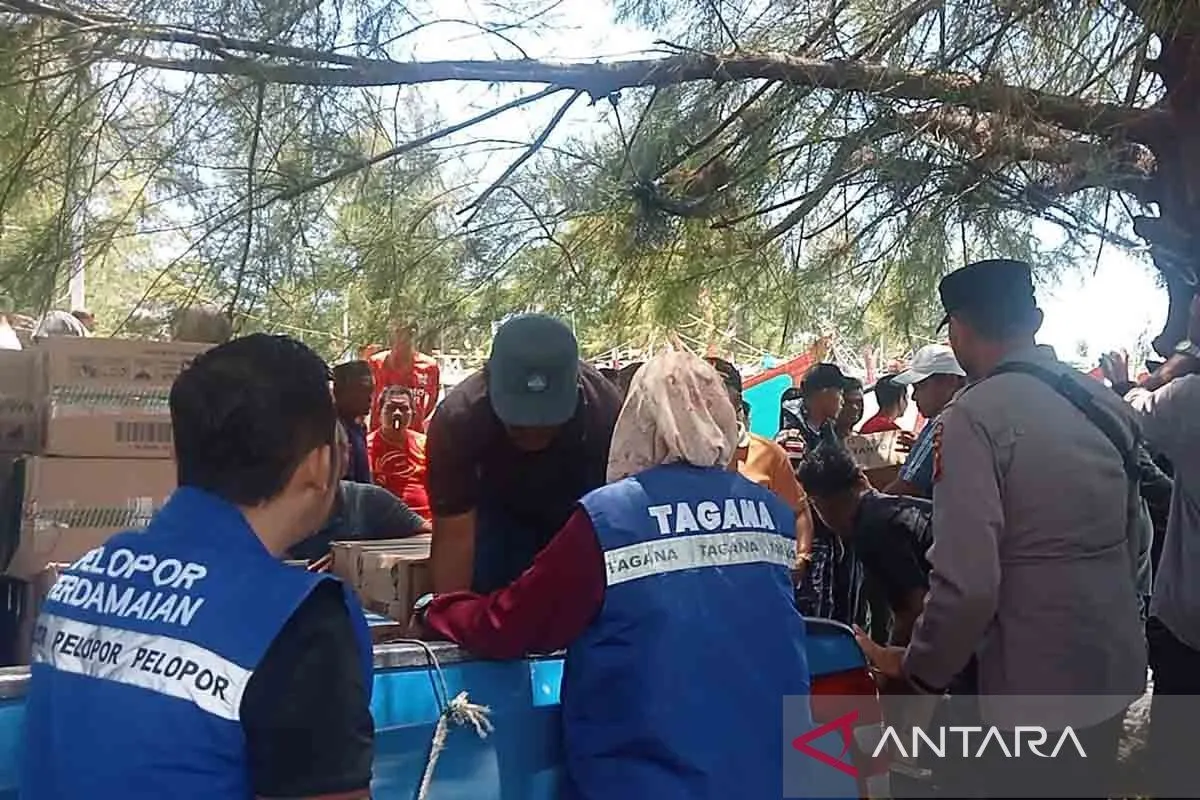 Pemkab Aceh Selatan Salurkan Bantuan Kemanusiaan untuk Imigran Rohingya di Perairan Labuhan Haji. (Foto: ANTARA)