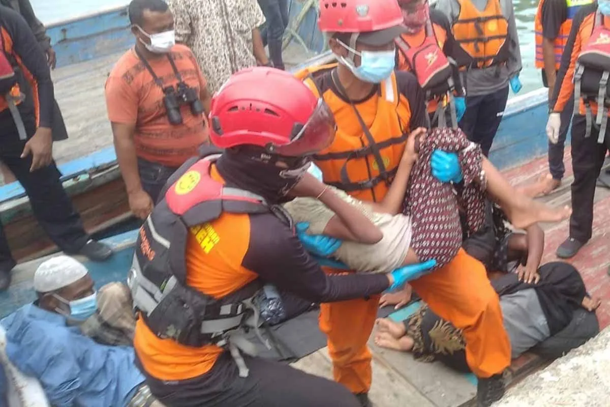 Tim SAR Evakuasi Enam Imigran Rohingya Sakit di Aceh Selatan. (Foto: ANTARA)