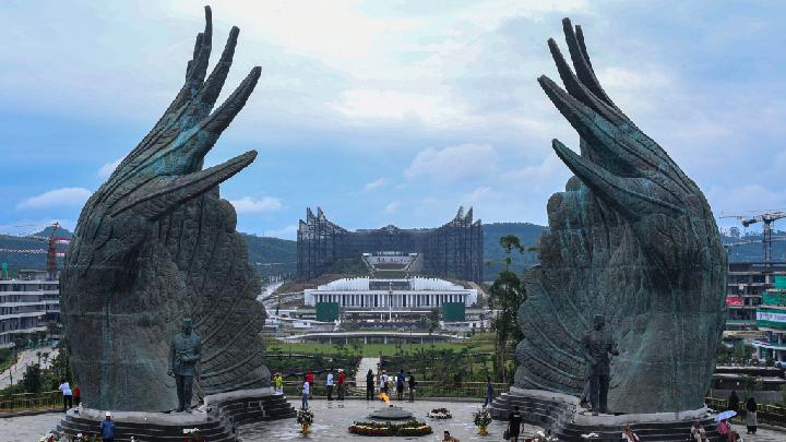 Warga berjalan-jalan dan berfoto di Taman Kusuma Bangsa, Ibu Kota Nusantara (IKN), Penajam Paser Utara, Kalimantan Timur, Minggu, 18 Agustus 2024. (Foto: ANTARA/Muhammad Adimaja)
