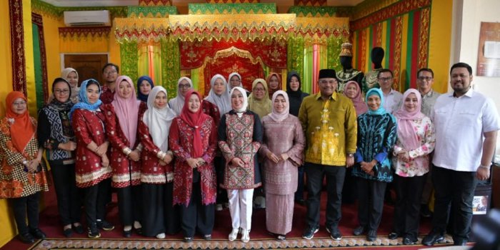 Pj Gubernur Aceh Kenakan Batik Khas Aceh di Hari Batik Nasional. (Foto: MC Aceh)