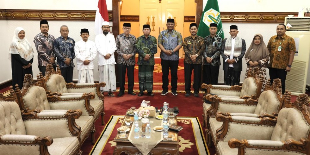 Pj Gubernur Aceh Safriza Bersama Pengurus MPU. (Foto: MC Aceh)