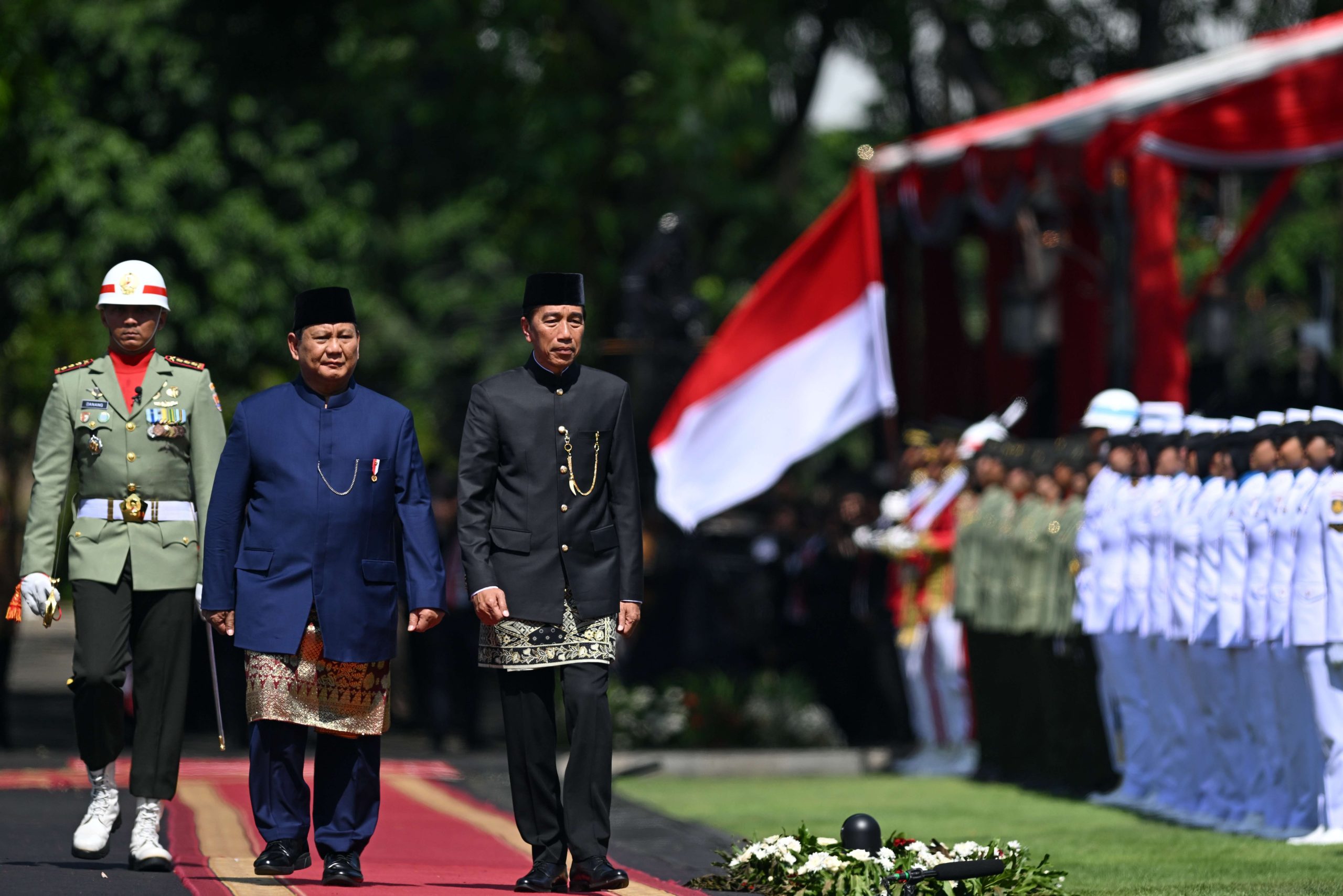 Presiden Prabowo Subianto (kiri) dan Presiden ke-7 RI Joko Widodo (kanan) memeriksa pasukan pada upacara pisah sambut di Istana Merdeka, Jakarta, Minggu (20/10/2024) (Foto: Antara/Sigid Kurniawan/wpa)