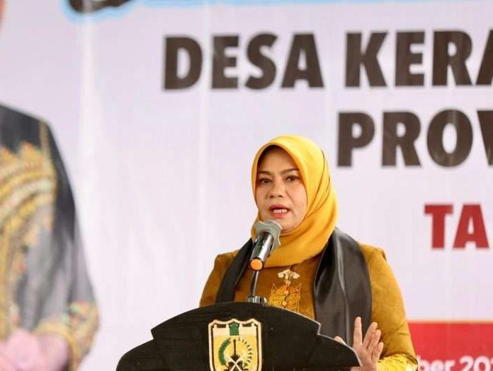 Pj. Ketua TP-PKK Aceh, Ny. Hj. Safriati Safrizal, S.Si, M.Si, saat memberikan arahan pada pembinaan dan penilaian Desa Kerajinan Tinggkat Provinsi Aceh Tahun 2024, di Gampong Pango Deah, Kecamatan Ulee Kareng, Banda Aceh. (Foto: Humas Aceh)
