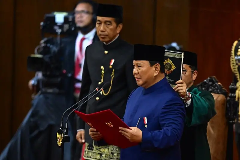Presiden Prabowo Subianto mengucapkan sumpah jabatan dalam sidang paripurna MPR dengan agenda pelantikan Presiden dan Wakil Presiden Republik Indonesia masa bakti 2024-2029 di Gedung Nusantara, Kompleks Parlemen, Senayan, Jakarta, Minggu (20/10/2024). (Foto: ANTARA/Rivan Awal Lingga)