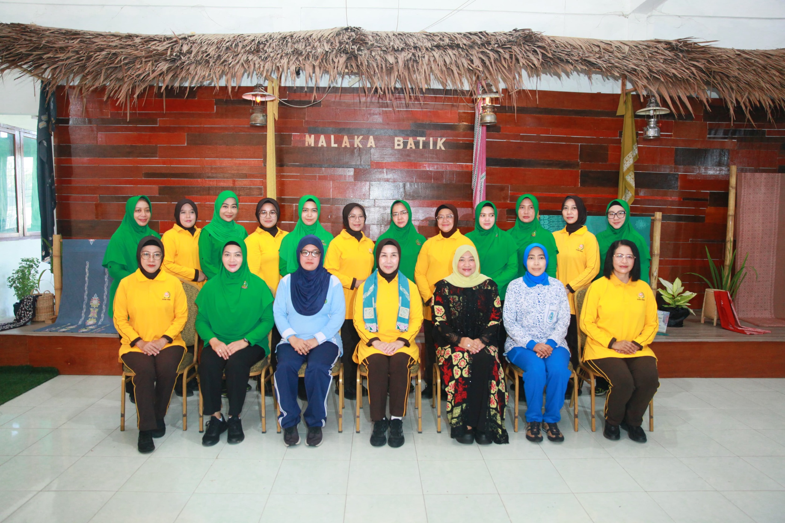 Pj Ketua Dekranasda Aceh Besar Sambut Kunjungan Ketua Dharma Pertiwi di Rumoh Batik Malaka. (Foto: MC Aceh Besar)