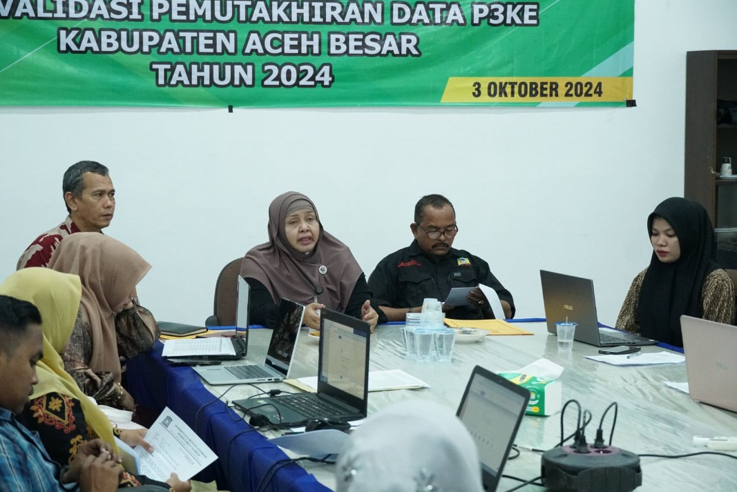 Kepala Bappeda Aceh Besar Rahmawati S. Pd memimpin Rakor Percepatan Pensasaran Penanggulangan Kemiskinan Ekstrim di aula Bappeda Aceh Besar. (Foto: MC Aceh Besar)