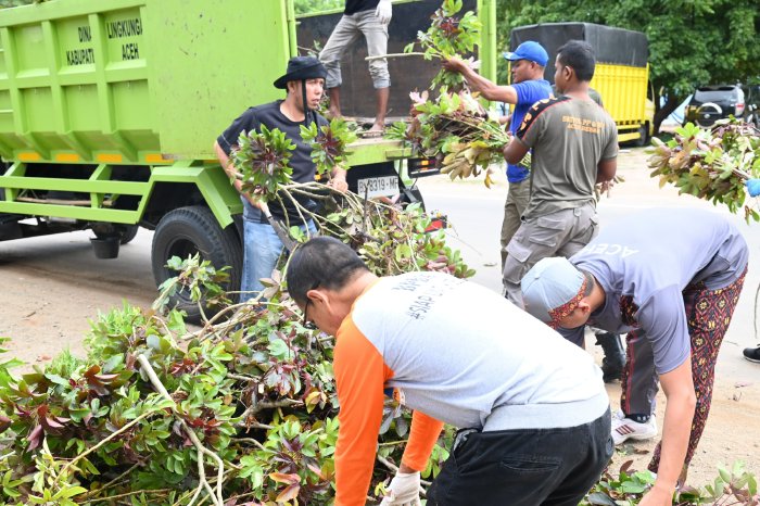 Pemkab Aceh Besar Gelar Aksi Satu Jam Pungut Sampah di KIA Ladong. (Foto: MC Aceh Besar)