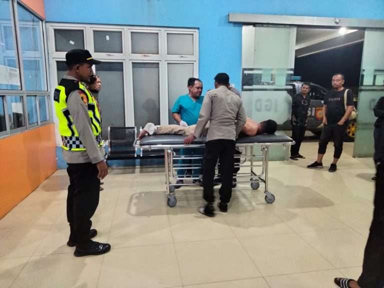Korban penikaman oleh ODGJ saat di rawat di UPTD Puskesmas Paya Bakong Aceh Utara (Foto: Polres Aceh Utara).