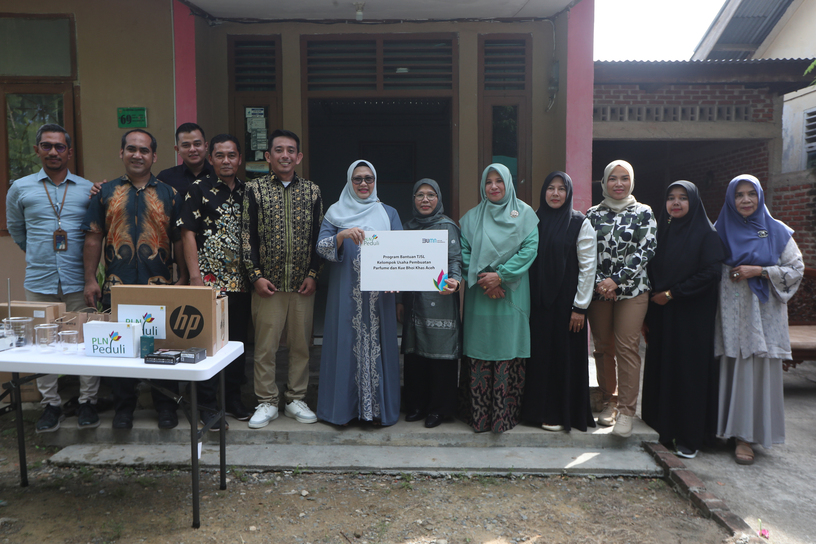 Yekki Yasmin Serahkan Bantuan CSR PLN untuk UMKM Banda Aceh. (Foto: Diskoninfo BNA)