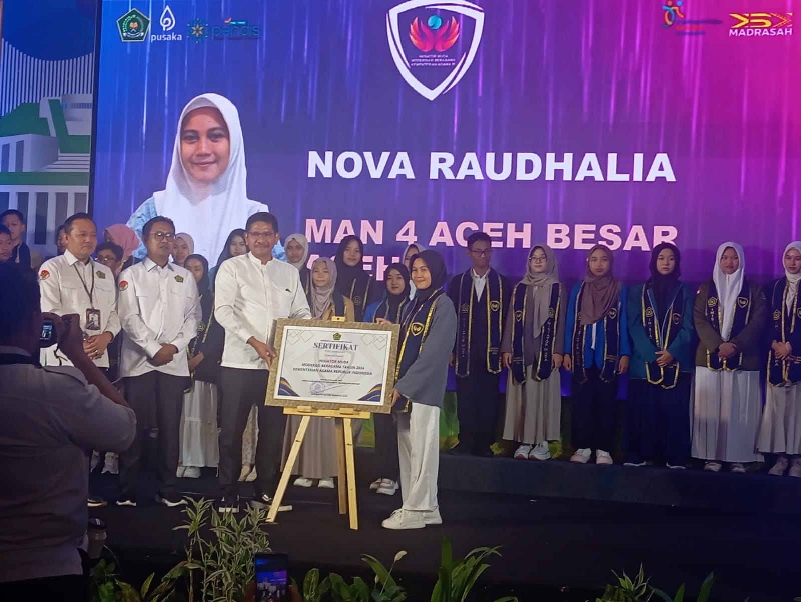 Siswa MAN 4 Aceh Besar Terima Penghargaan Inisiator Muda Moderasi Beragama 2024. (Foto: Kemenag Aceh)