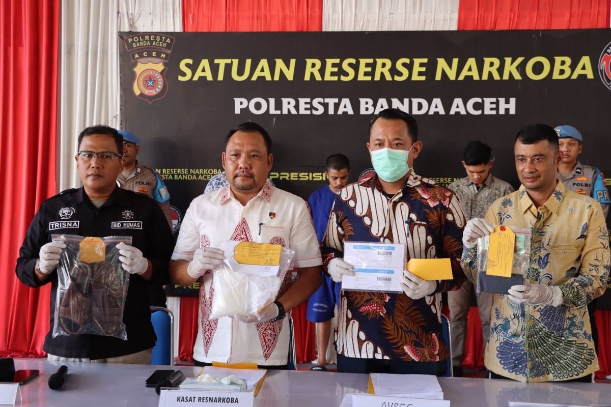 Dua Pemuda Aceh Ditangkap Selundupkan Sabu dalam Sandal di Bandara SIM. (Foto: Kompas)