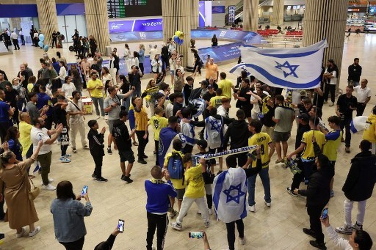 Suporter Israel Membakar Bendera Palestina dan Rusak Taksi. (Foto: AFP)