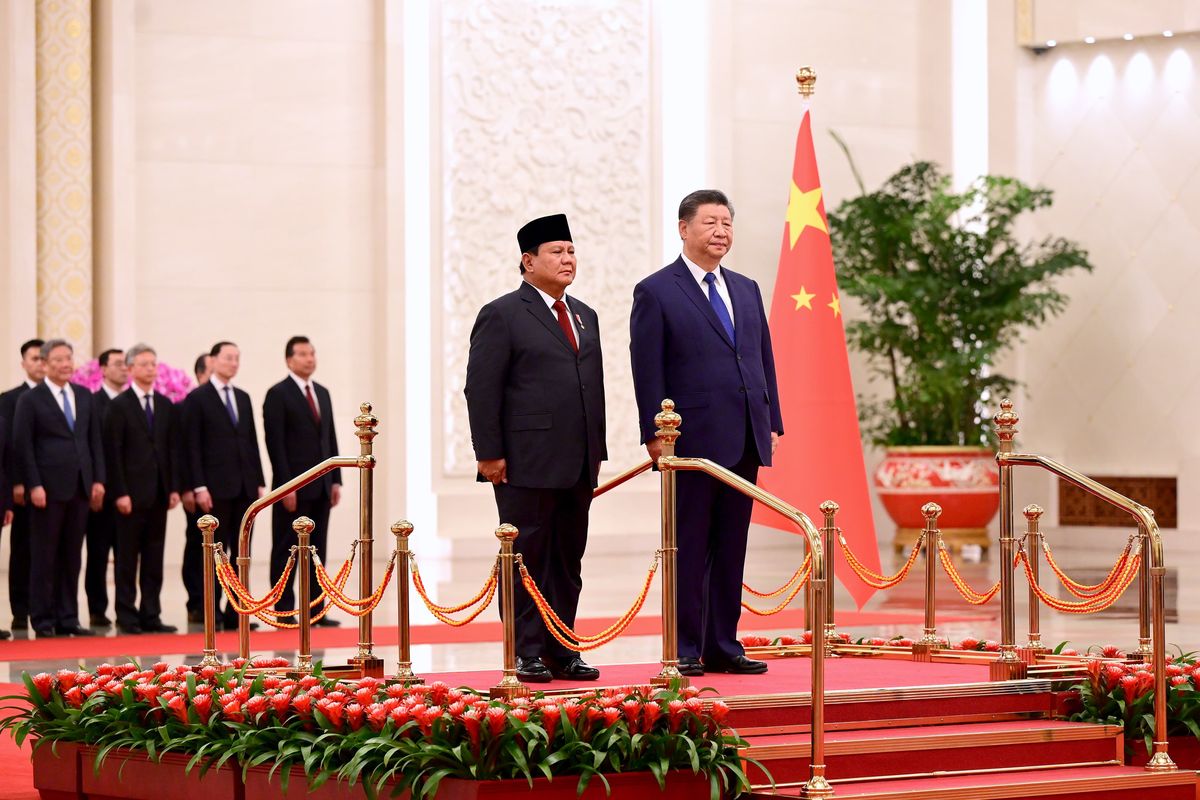 Presiden RI Prabowo Subianto bersama Presiden China, Xi Jinping saat upacara kenegaraan di Beijing, China. (Foto: Kompas)
