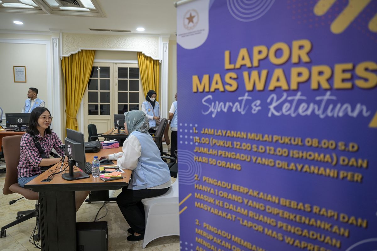 Seorang petugas layanan "Lapor Mas Wapres" melayani laporan warga di Istana Wakil Presiden. (Foto: ANTARA)