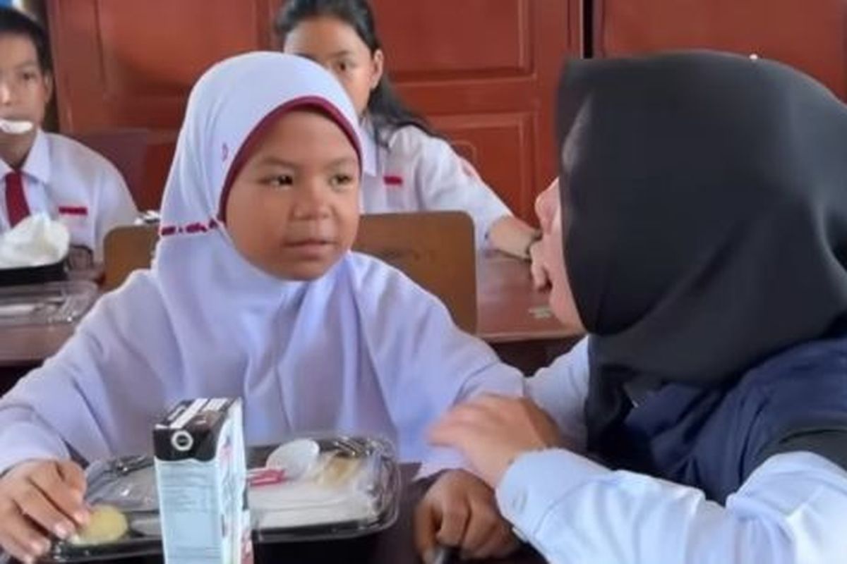 Ayah Meninggal, Ibu Jadi ART, Devi Pilih Bawa Pulang Makan Siang Gratis untuk Ibunya. (Foto: Kompas)