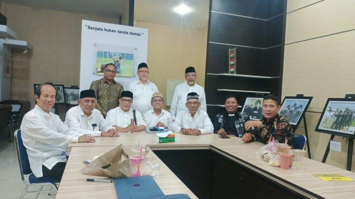 Karifuddin Ciawi alias Afuk (kiri) dan Pdt Hotman Aritonang (dua kanan) dalam pertemuan dengan pengurus FKUB Aceh dan pejabat Kesbangpol Aceh di Banda Aceh. (Foto: Serambi)