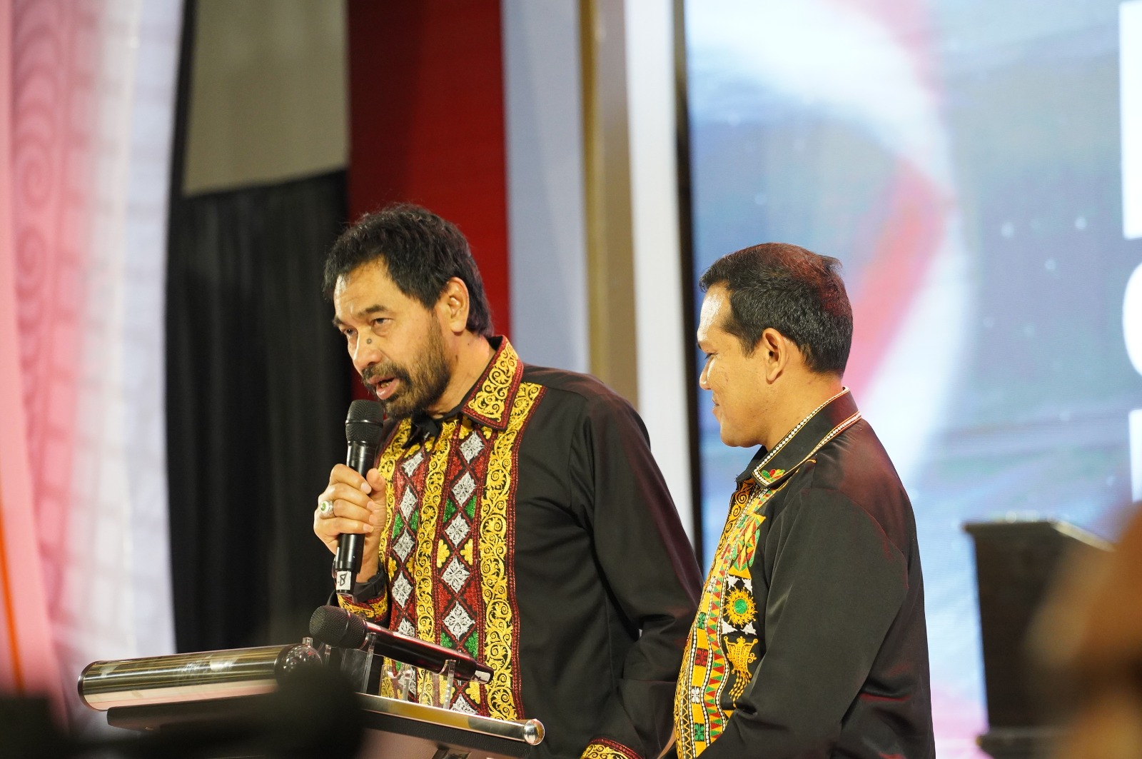 Mualem dan Dek Fadh kenakan pakaian Alas saat debat kedua Cagub Aceh. (Foto: For Nukilan)