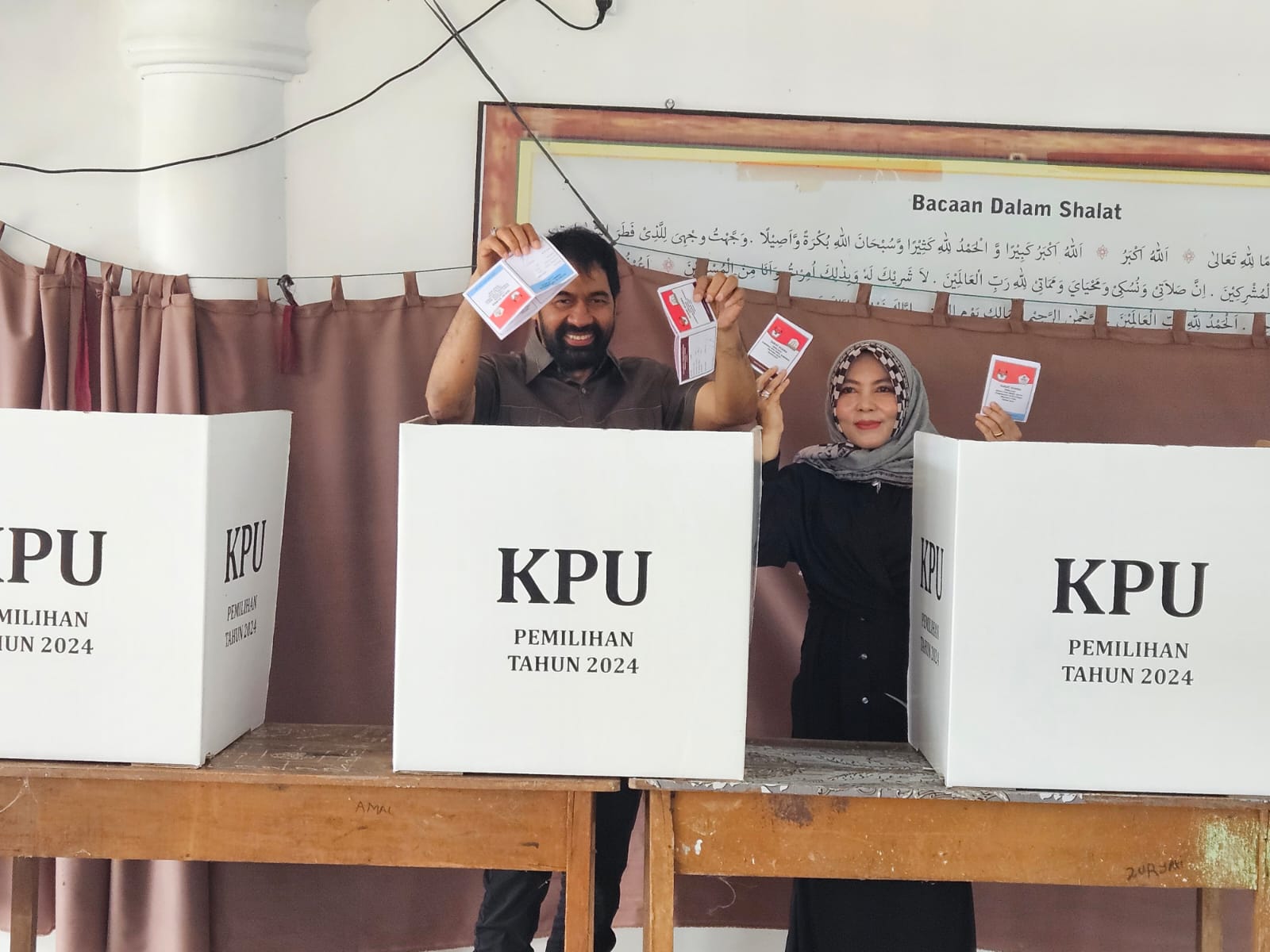 Muzakir Manaf atau yang akrab disapa Mualem, menunaikan hak pilihnya dalam Pilkada Aceh 2024 di Tempat Pemungutan Suara (TPS) 2, Gampong Mane, Kecamatan Seunuddon, Aceh Utara. Didampingi istrinya, Hj. Salmawati SE. (Foto: For Nukilan)
