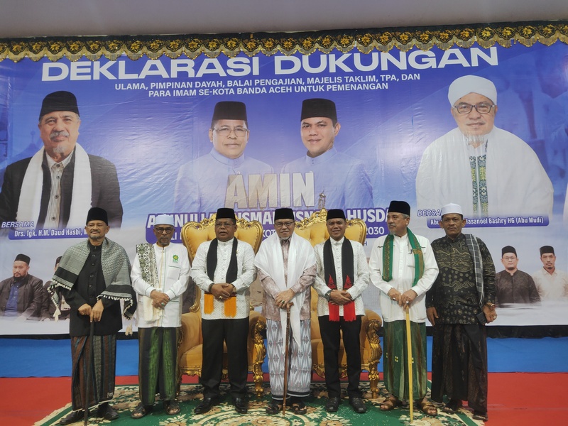 Abu Syekh H Hasanoel Bashry HG atau dikenal sebagai Abu Mudi (tengah) dalam acara deklarasi dukungan untuk Aminullah-Isnaini di Amel Convention Hall, Banda Aceh, pada Sabtu 16 November 2024. (Foto Nukilan/Rezi)