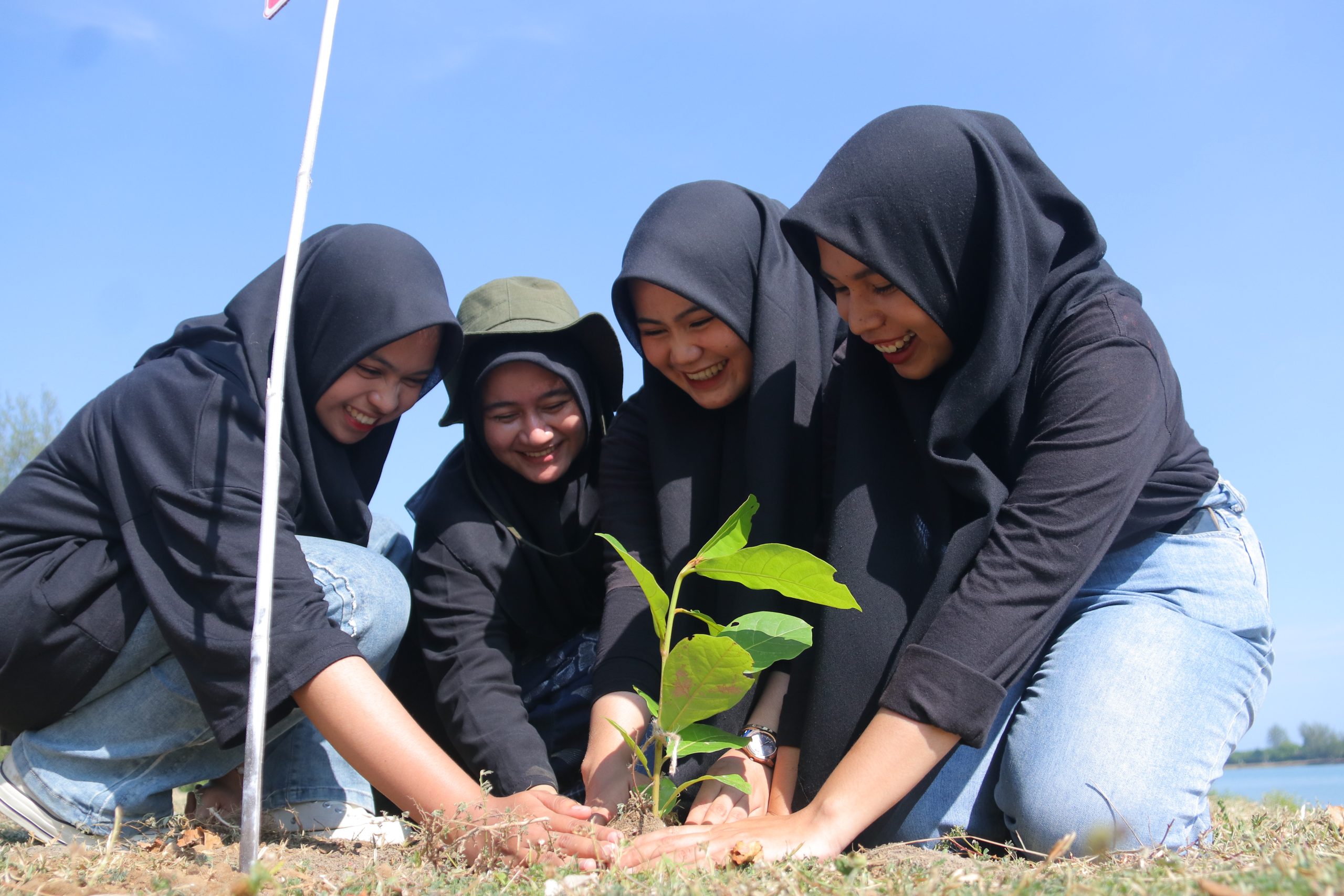 Peseerta sangat antusisas mengikuti Gerakan Menanam 1.000 Pohon yang diselenggarakan oleh Yayasan Aceh Hijau. (Foto: YAHijau)