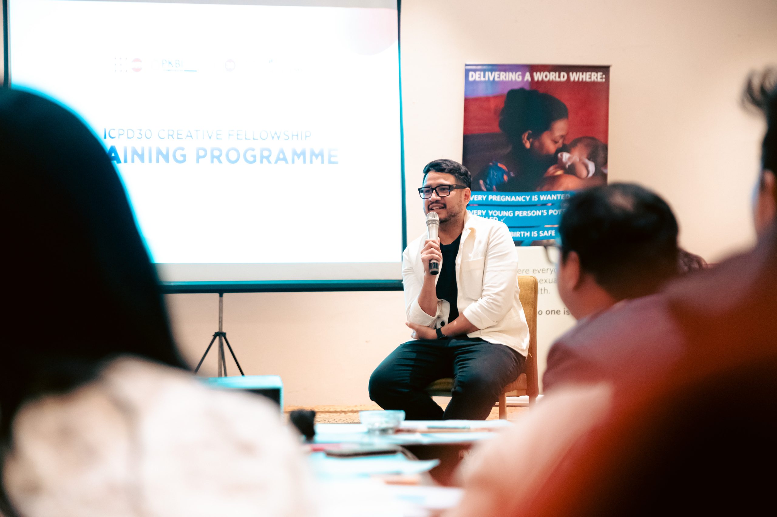 Jovial da Lopez, Chief Creative Officer Narasi sekaligus Youtuber terkenal, menjadi pemateri pada hari kedua Bootcamp ICPD30 Creative Fellowship 2024. (Foto: Dok. Narasi Academy)