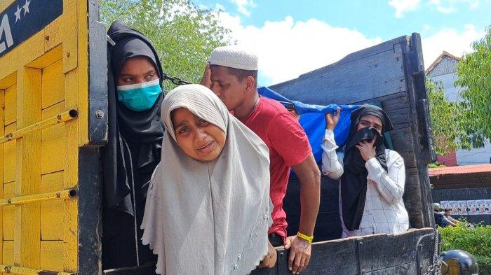 Rohingya yang Terdampar di Aceh Selatan Ditransfer ke Banda Aceh. (Foto: SerambiNews)