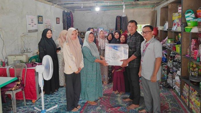 UBBG Hibahkan Mesin Bordir Komputer untuk IRT Adat Kito Aceh Selatan. (Foto: UBBG)