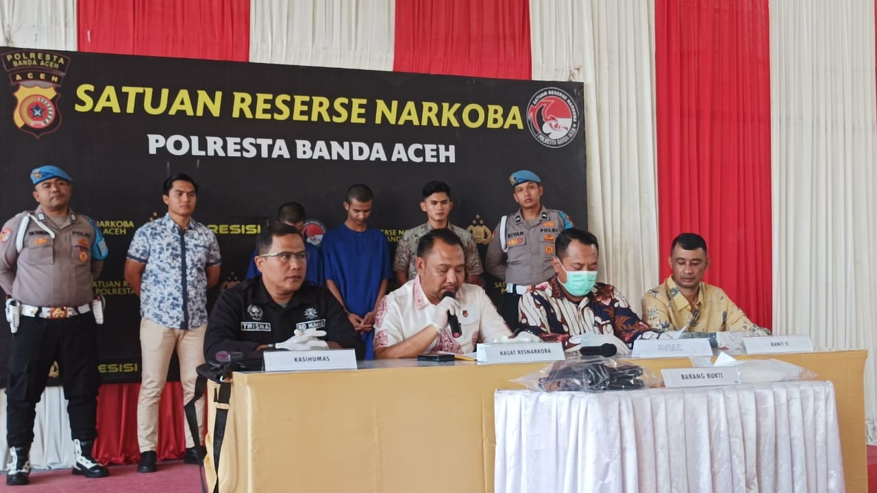 Konferensi pers pengungkapan narkotika di Polresta Banda Aceh, pada Jum'at 1 November 2024. (Foto: Nukilan/Rezi)