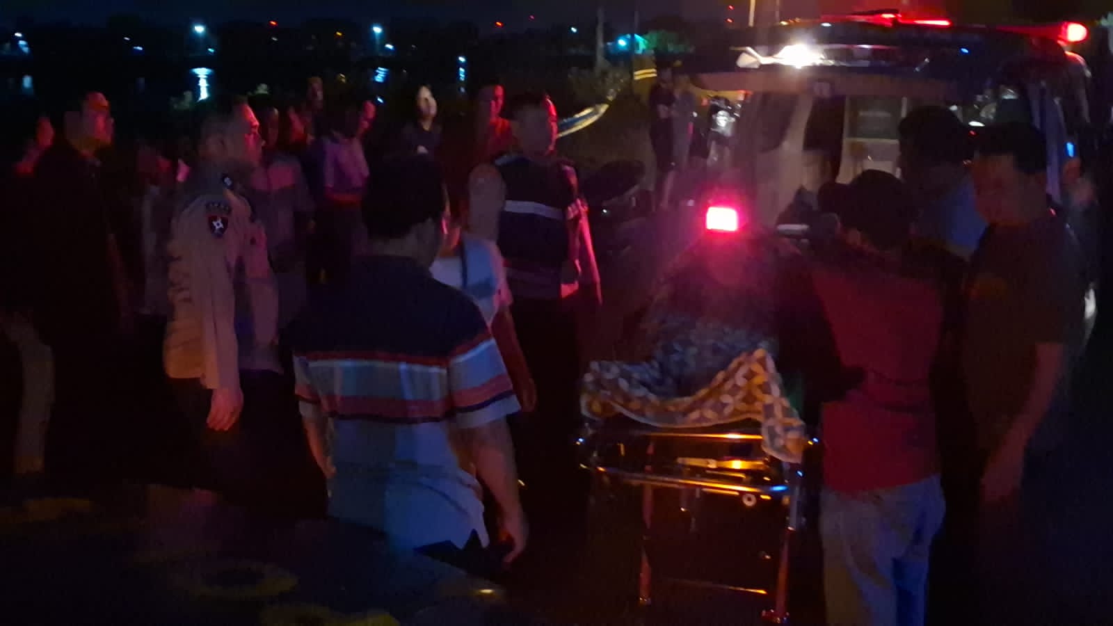 Jenazah Sri Wanto (45) warga Gampong Punge Blang Cut saat dievakuasi. (Foto: Kiriman untuk Nukilan)