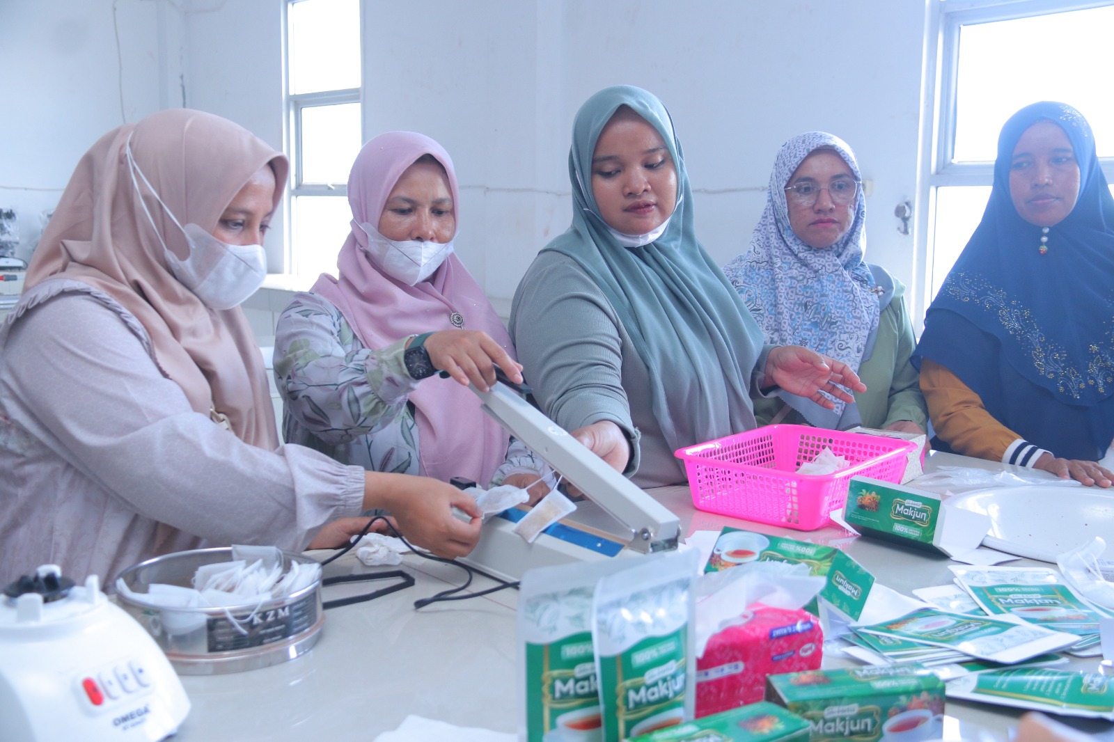 UUI Gelar Pelatihan Pembuatan dan Pemasaran Teh Herbal Makjun untuk UMKM Desa Klieng Meuria. (Foto: For Nukilan)